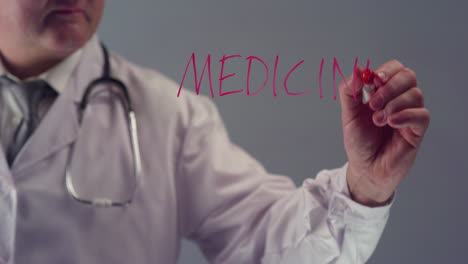 Doctor-escribiendo-el-término-medicina