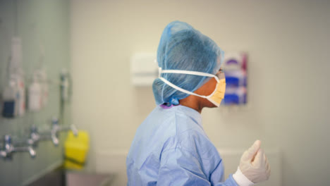 Medizinisches-Personal-Setzt-Chirurgische-Maske-Auf