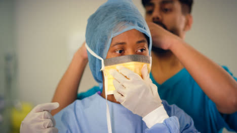 Cu-Medizinisches-Personal-Setzt-Chirurgische-Maske-Auf