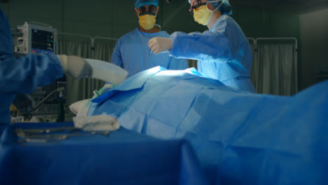 Chirurg-übergibt-Skalpell-An-Assistent