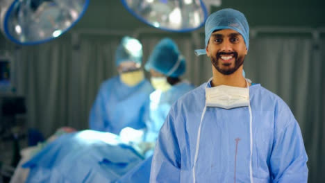 Porträt-Eines-Lächelnden-Chirurgen-Im-Operationssaal