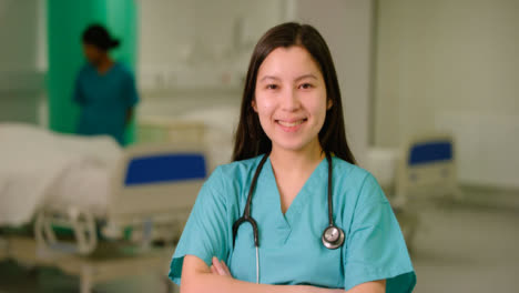 Portrait-Of-Smiling-Female-médico-Worker