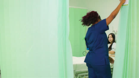 Krankenschwester-öffnet-Krankenhausvorhang-Auf-Station