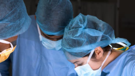 Cu-Drei-Chirurgen,-Die-In-Der-Operation-Nach-Unten-Schauen