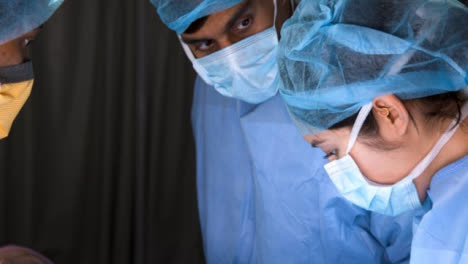 Cu-Drei-Chirurgen-Diskutieren-über-Die-Operation