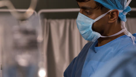 Männlicher-Chirurg-überprüft-Monitor-In-Der-Chirurgie