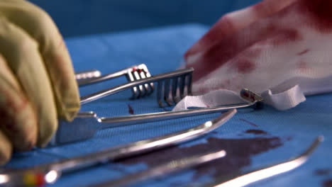 Cu-Blutige-Chirurgische-Instrumente