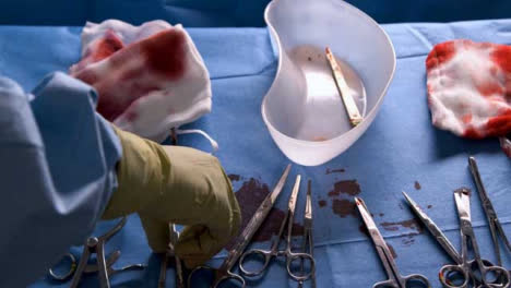Cu-Chirurg-Legt-Blutige-Chirurgische-Instrumente-Ab
