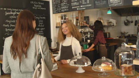 Mujer-caminando-hasta-el-mostrador-del-café