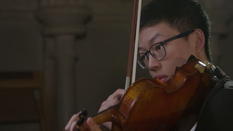 Close-Up-Male-Violinist-Plucking-Strings