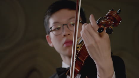 Pull-Focus-Close-Up-Male-Violinist-Performing