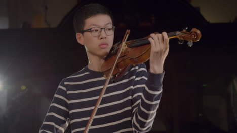 Front-View-Of-Male-Violinist-Playing-Música