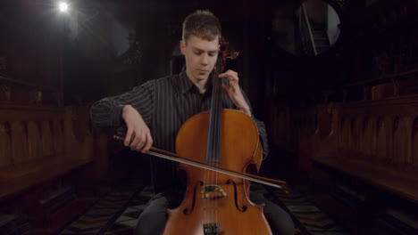 Vorderansicht-Männlicher-Cellist,-Der-Während-Der-Probe-Spielt