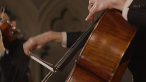 Nahaufnahme-Des-Männlichen-Cellisten-Während-Der-Aufführung-Mit-Streichquartett