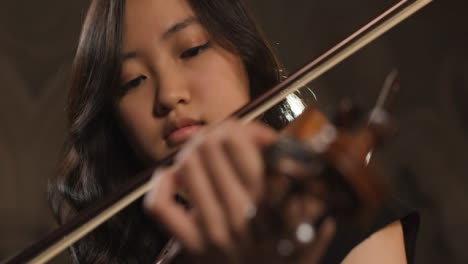 Close-Up-Pull-Focus-Of-Female-Violinist-Playing-Violin