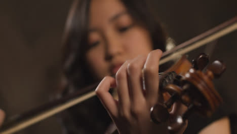 Pull-Focus-From-Female-Violinist-To-Hand-Playing-Violin