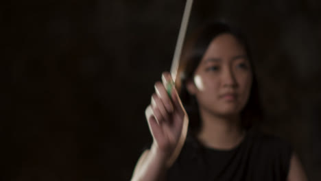 Close-Up-Female-Música-Conductor-During-Performance