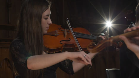 Pan-Shot-violinista-femenino-juega-en-cuarteto-de-cuerda