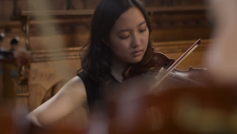 Violinista-femenina-durante-el-recital-con-cuarteto-de-cuerda