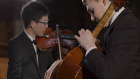 Spurensuche-Von-Der-Geigerin-Zum-Cello