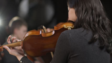 Violinista-tocando-durante-el-ensayo