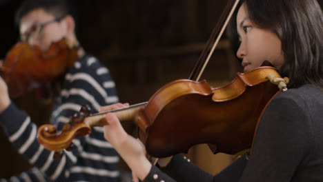 Violinista-femenina-tocando-durante-el-ensayo
