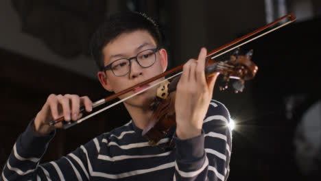 Front-View-Close-Up-Male-Violinist-Playing