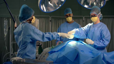 Chirurg-übergibt-Chirurgisches-Instrument-An-Assistent