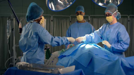 Arzthelferin,-Die-Dem-Chirurgen-Ein-Chirurgisches-Instrument-übergibt