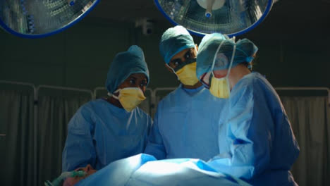 Medical-staff-in-Discussion-During-Surgery