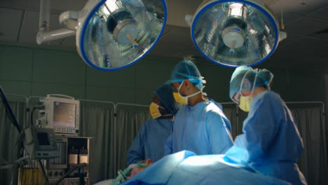médico-Staff-Look-at-Monitor-During-Surgery