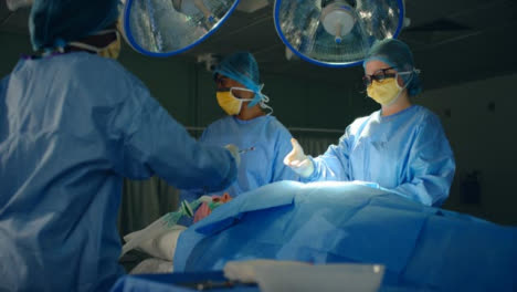 Seguimiento-del-instrumento-quirúrgico-que-se-pasa-al-cirujano