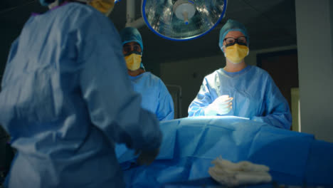 Chirurgisches-Instrument-Wird-Dem-Chirurgen-Zurückhaltend-übergeben