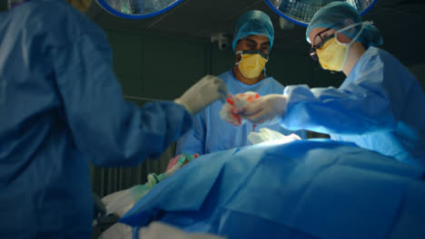 Pan-Medizinische-Assistentin-übergibt-Gaze-An-Den-Chirurgen