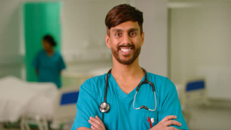 Retrato-de-sonriente-trabajador-médico-masculino