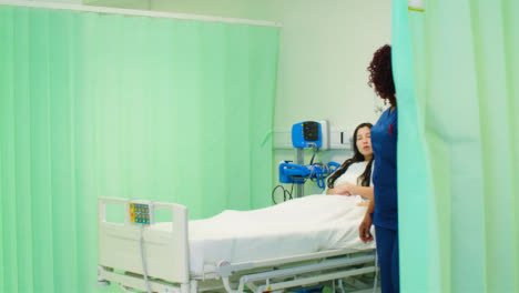 Krankenschwester-Schirmt-Krankenhausbett-Mit-Vorhang-Ab