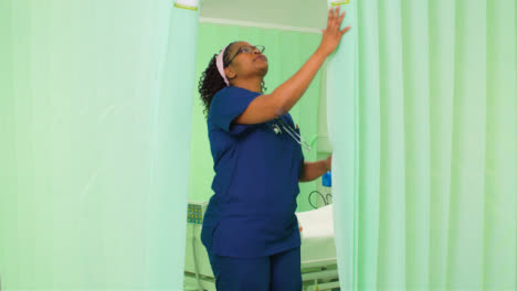 Mujer-enfermera-abre-cortina-de-hospital