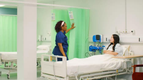 Krankenschwester-öffnet-Vorhang-Im-Gespräch-Mit-Patientin