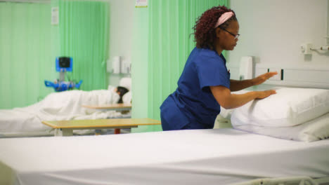 Mujer-enfermera-haciendo-hospital-sala-cama