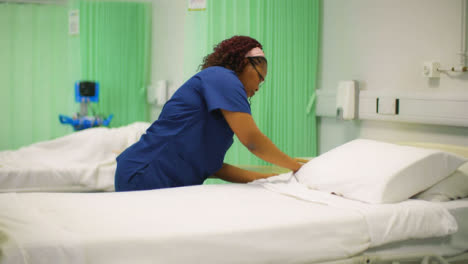 Enfermera-haciendo-cama-de-hospital-en-Ward