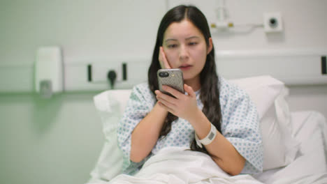 Concerned-Female-Hospital-Patient-Using-Teléfono
