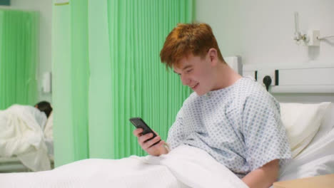 Surprised-Male-Hospital-Patient-Using-Teléfono