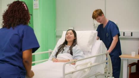 Krankenschwestern-Radeln-Krankenhaus-Mit-Patient-Auf-Station-Into