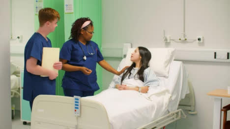 Dos-enfermeras-se-alejan-del-paciente-en-la-cama-del-hospital
