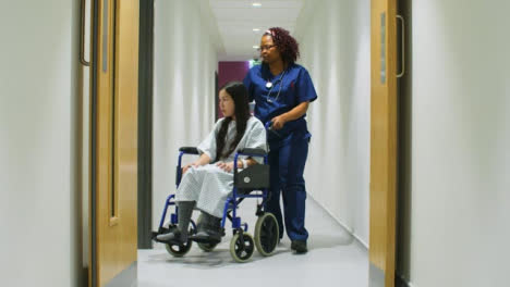 Enfermera-empuja-paciente-en-silla-de-ruedas