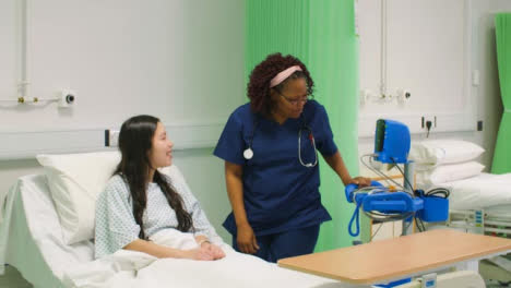 La-enfermera-llega-a-la-sala-para-controlar-la-presión-arterial-del-paciente