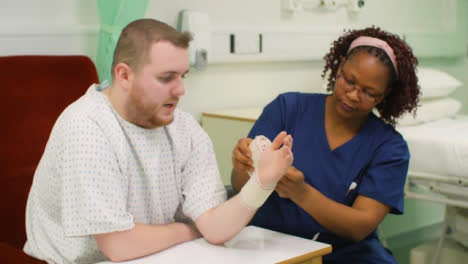 Krankenschwester-Beginnt,-Patienten-Mit-Verletztem-Handgelenk-Zu-Verbinden