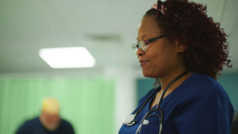 Lächelnde-Krankenschwester-Schaut-Auf-Der-Krankenstation-Aus-Der-Kamera