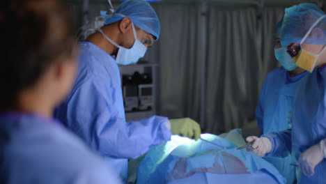 Zwei-Chirurgen-Operieren-Patienten-In-Der-Chirurgie