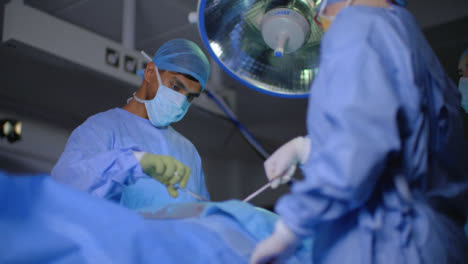 Zwei-Chirurgen-Operieren-Operation-Niedrigen-Winkel